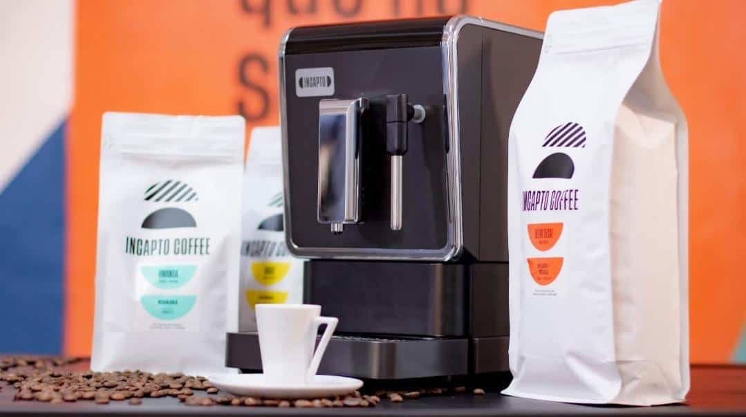 Cafetera con productos