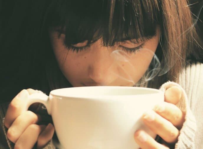 Joven oliendo café