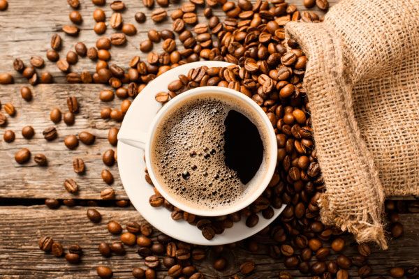 Taza de espresso y granos
