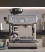 Vista frontal a cuina de cafetera Sage Barista Express Impress
