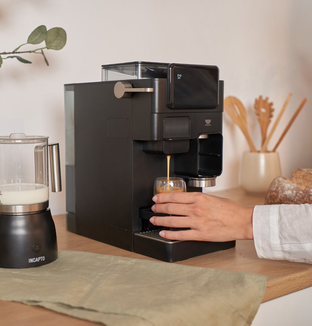 Persona preparando café con INCAPTO Juno