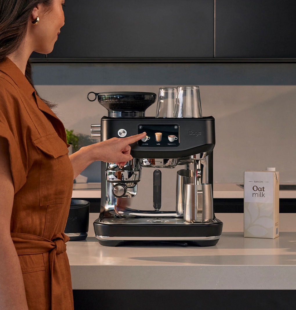Persona preparant un cafè amb la Sage Oracle Jet Trufa