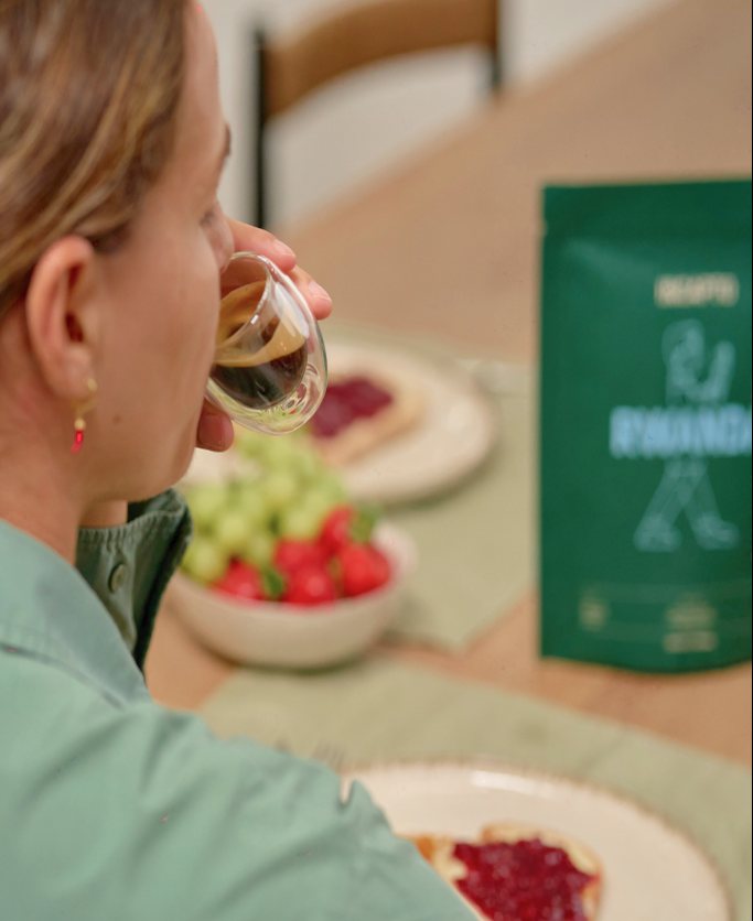 Una persona toma café de especialidad durante el desayuno en casa