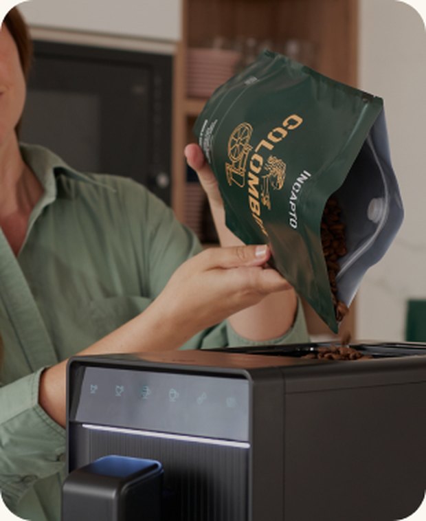Rellenando la tolva de una cafetera INCAPTO para tomar café de especialidad en casa