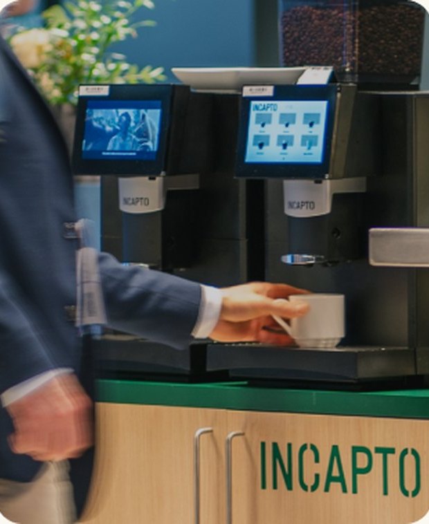 Cafetera INCAPTO sirviendo café de especialidad en el desayuno de un hotel