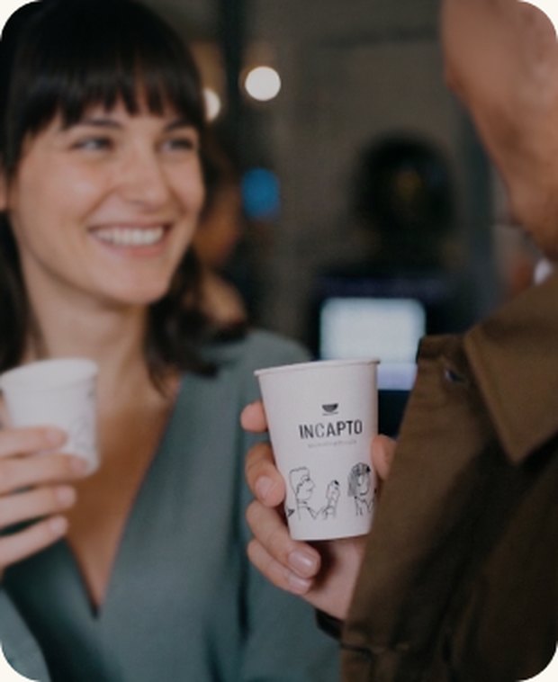 Dos compañeras de trabajo con un café de especialidad en la oficina