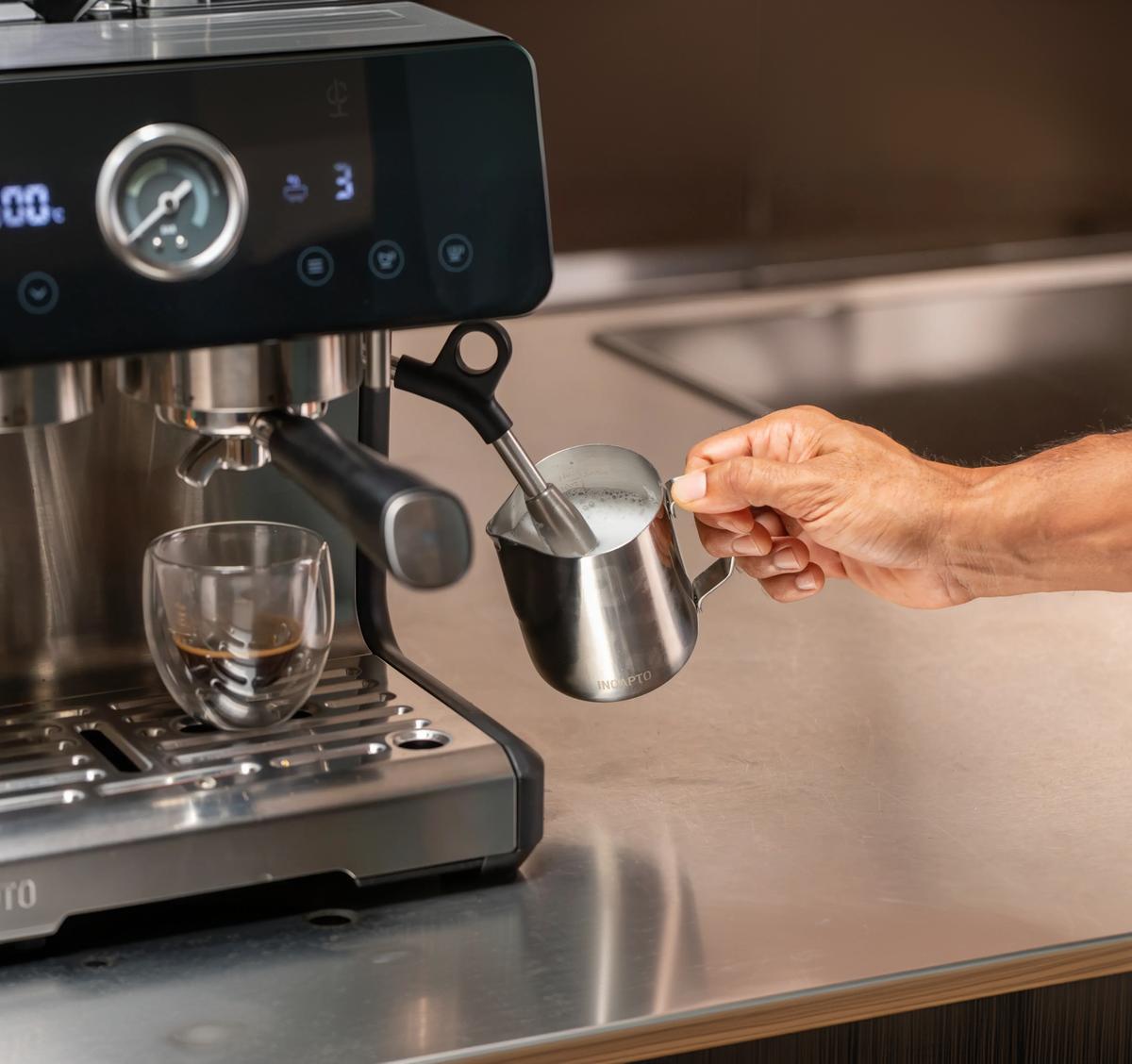 Receta de café con leche preparada con INCAPTO Sabi