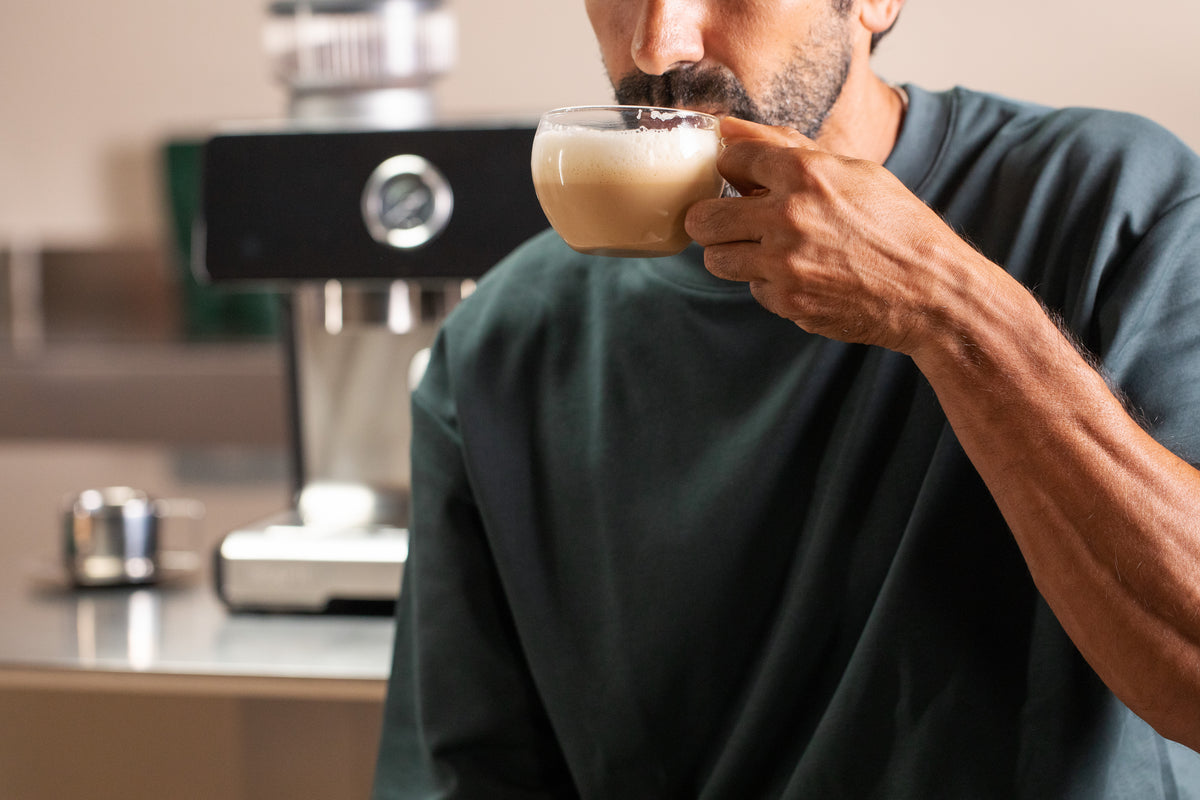 Hombre tomando un café con leche preparado con INCAPTO Sabi