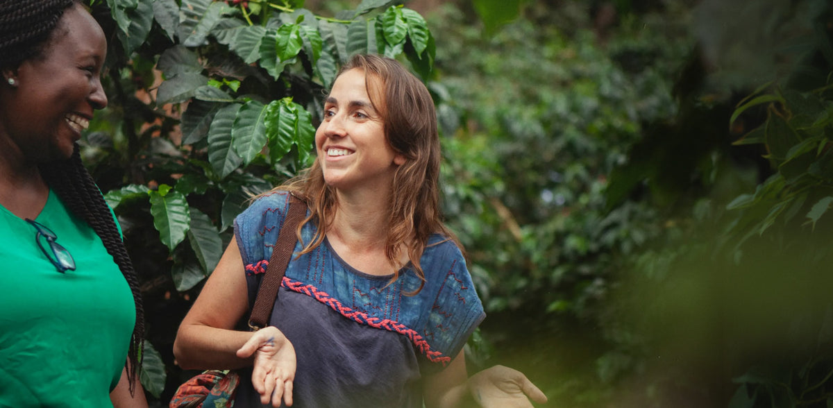 Dos compañeras del equipo de INCAPTO en una finca de café en origen