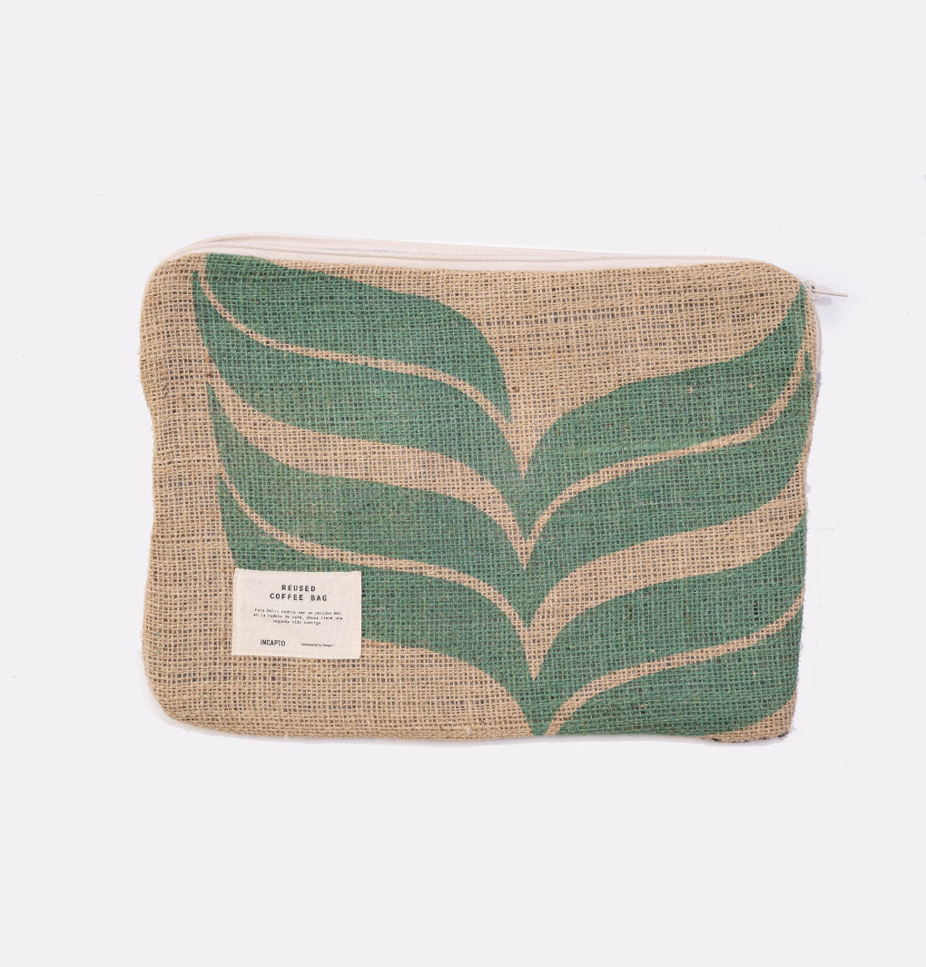 Funda de portatil hecha con tela de saco de café