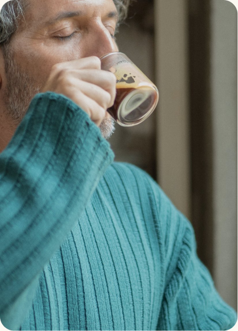 Un hombre disfruta de un café en grano recién preparado en casa