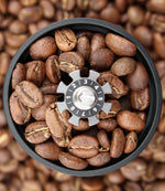 Immagine dall'alto del macinacaffè manuale con chicchi di caffè