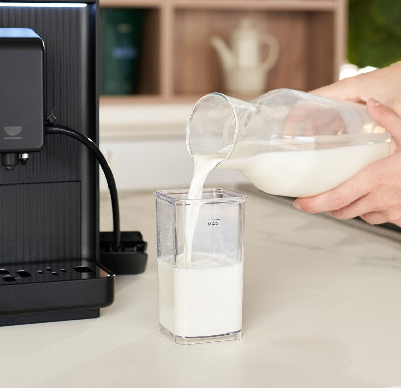 Depósito de leche de la INCAPTO Aura Milk llenándose de leche
