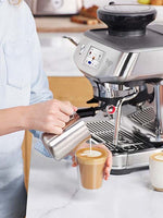 Preparare a mano la ricetta del latte con schiuma di latte