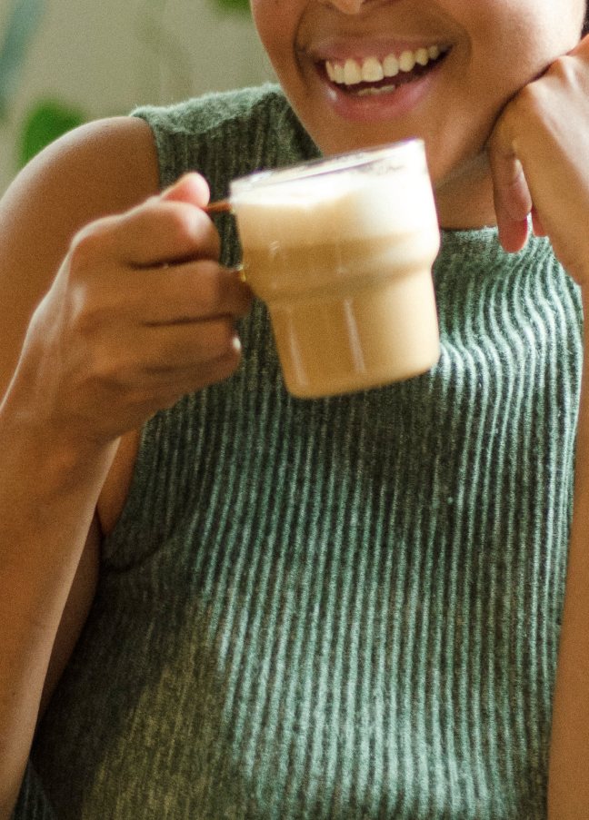 Una mujer toma un cappuccino preparado con café de especialidad