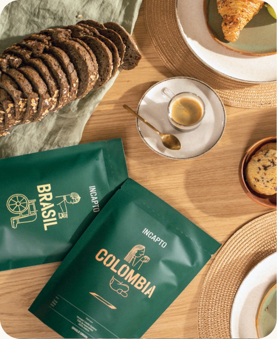 Packs de café de especialidad de origen Brasil y Colombia sobre una mesa de desayuno