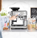 Persona che seleziona la ricetta nella caffettiera Sage Barista Touch Impress
