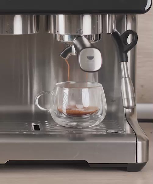 Detalle de la extracción de un espresso con la cafetera INCAPTO Sabi