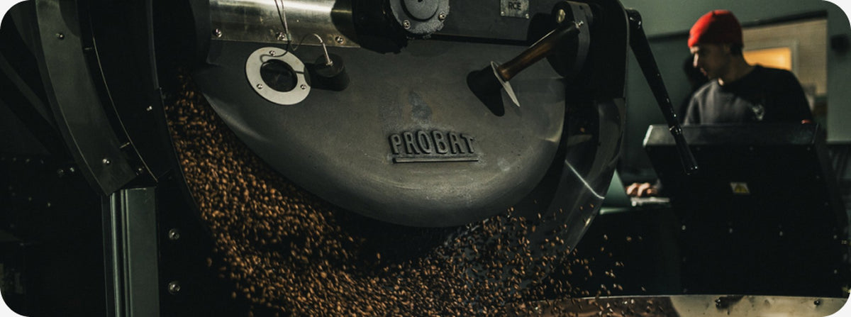 Tueste de café de especialidad en el tostadero de INCAPTO en Barcelona