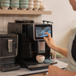 máquina de café profesional INCAPTO haciendo un café en cafetería