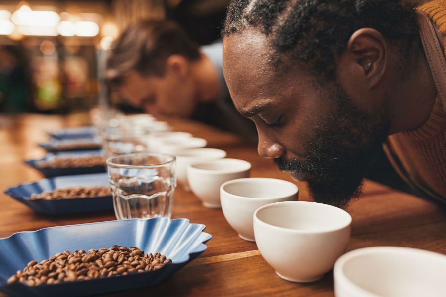 Comprobando el aroma del café