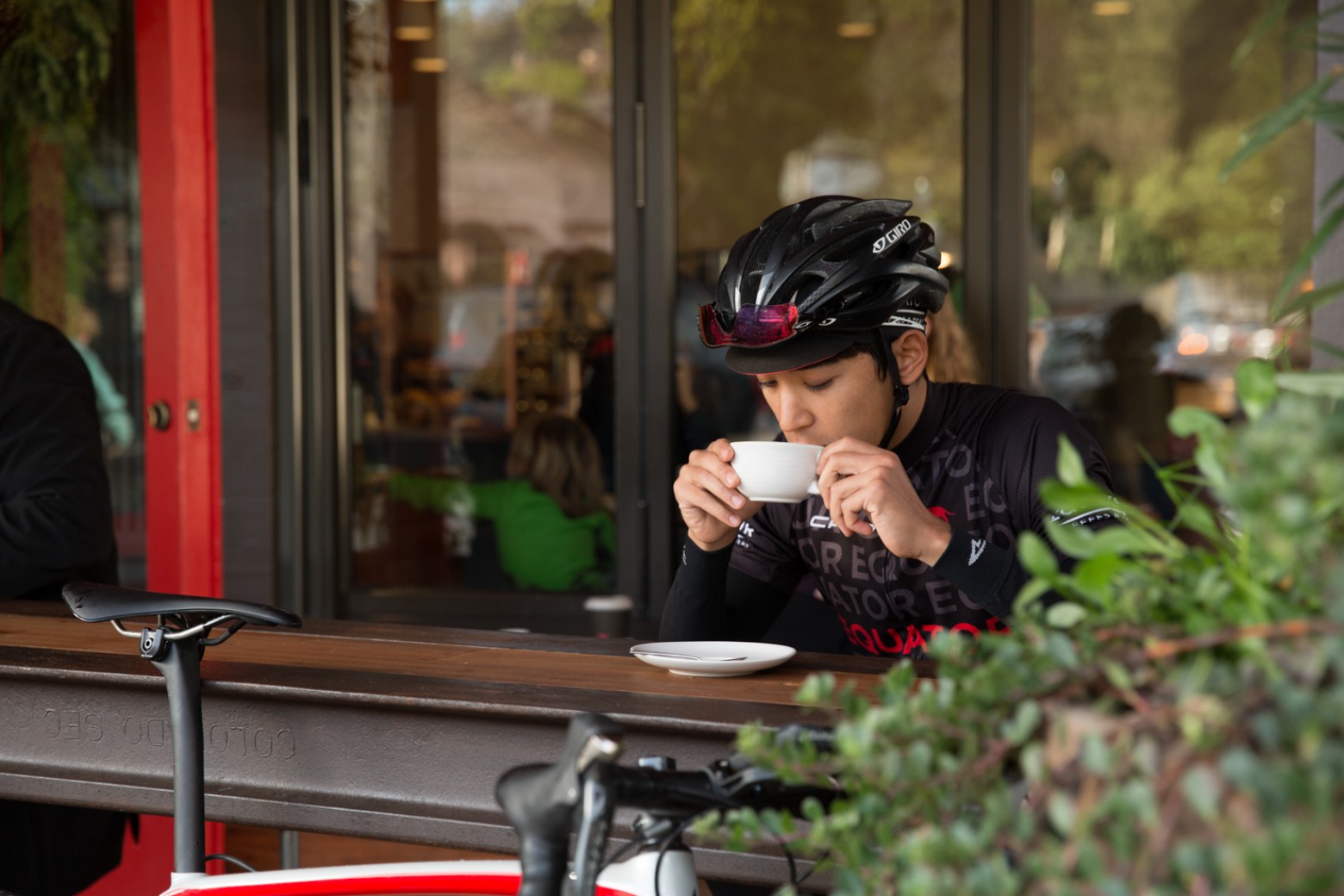 Ciclista tomando café