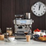 Colazione con varie tazze di caffè preparate dalla macchina da caffè Sage Barista Pro.