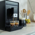 Cafetera superautomàtica Incapto Aura de color negre, mòl cafè d'especialitat al moment