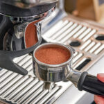 Porte-filtre de la cafetière semi-automatique Sage Barista Express Impress rempli de café fraîchement moulu