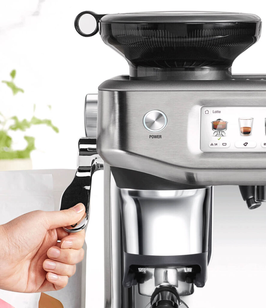 Dettaglio della leva di pressatura della macchina per il caffè Sage Barista Touch Impress in cucina