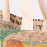 Detall de bossa elaborada amb tela de sacs de cafè reciclats