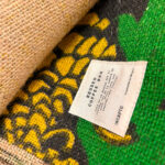 Detall de l'etiqueta del sac de cafè reciclat utilitzat per a la fabricació de bosses de tela sostenibles
