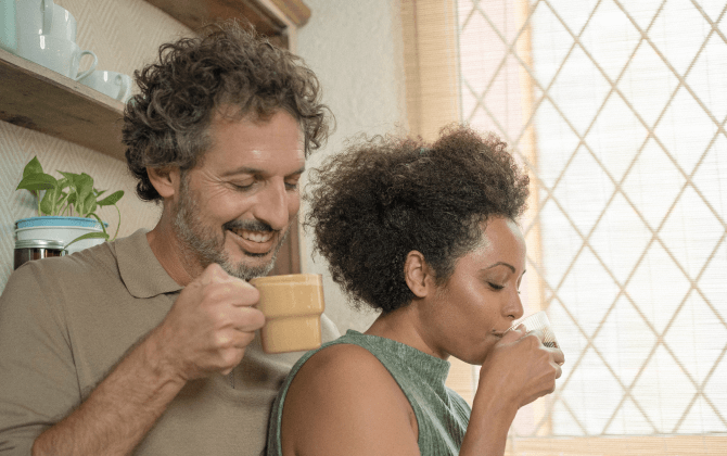 Un hombre y una mujer tomando café INCAPTO, promoción referrals