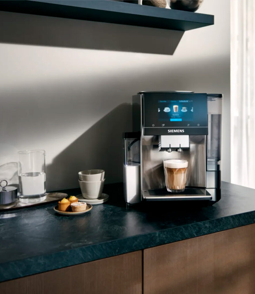 Cafetera Siemens EQ700 sobre taulell de cuina