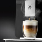 Cappuccino avec mousse dans la machine à café WMF Perfection 860L